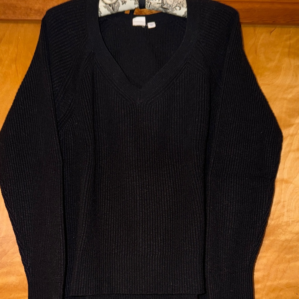 Gap V-Neck Sweater
Size XL